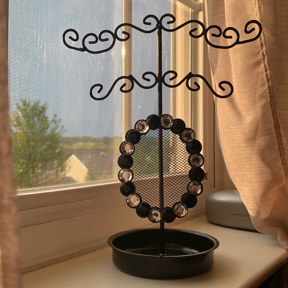 Metal Jewelry Holder! Can hold anything! Black